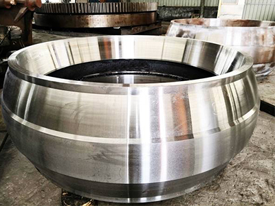 What needs to be done before delivery of large steel castings